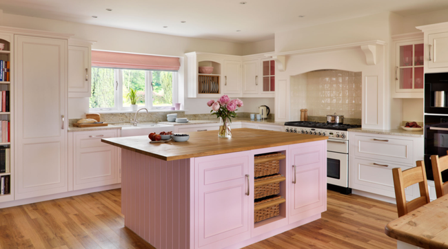 Mẫu phòng bếp đẹp sử dụng gam màu pastel hồng phấn