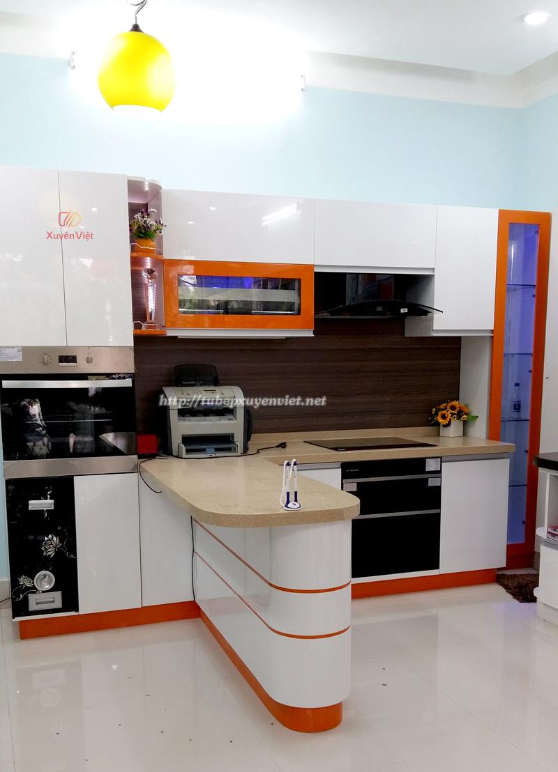 Mẫu tủ bếp tiện dụng và nổi bật với kết hợp màu cam - trắng